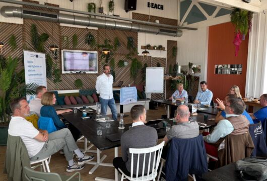 Deelnemers aan een pilot showcase van het internationale project 3ST wisselen kennis en ervaringen uit over verschillende pilots.