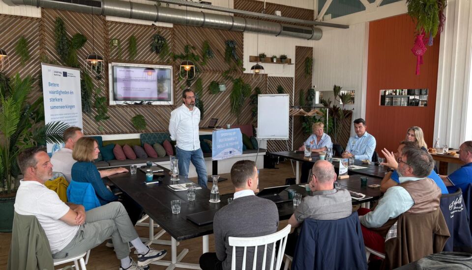 Deelnemers aan een pilot showcase van het internationale project 3ST wisselen kennis en ervaringen uit over verschillende pilots.